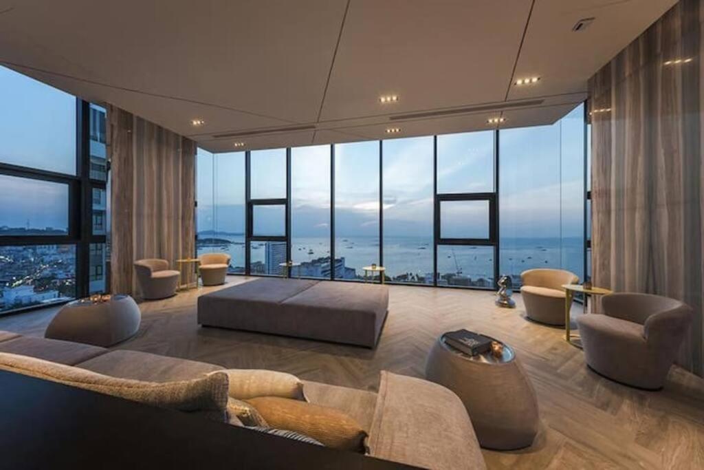 The Base Central Pattaya Exterior photo