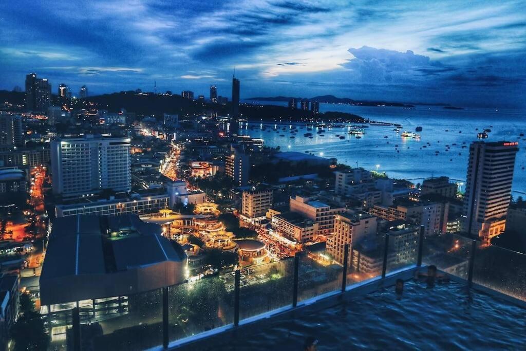 The Base Central Pattaya Exterior photo
