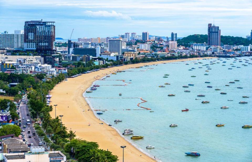 The Base Central Pattaya Exterior photo