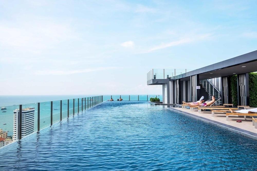 The Base Central Pattaya Exterior photo